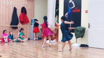 成人拉丁舞男伴视频,拉丁舞男伴风采瞬间捕捉